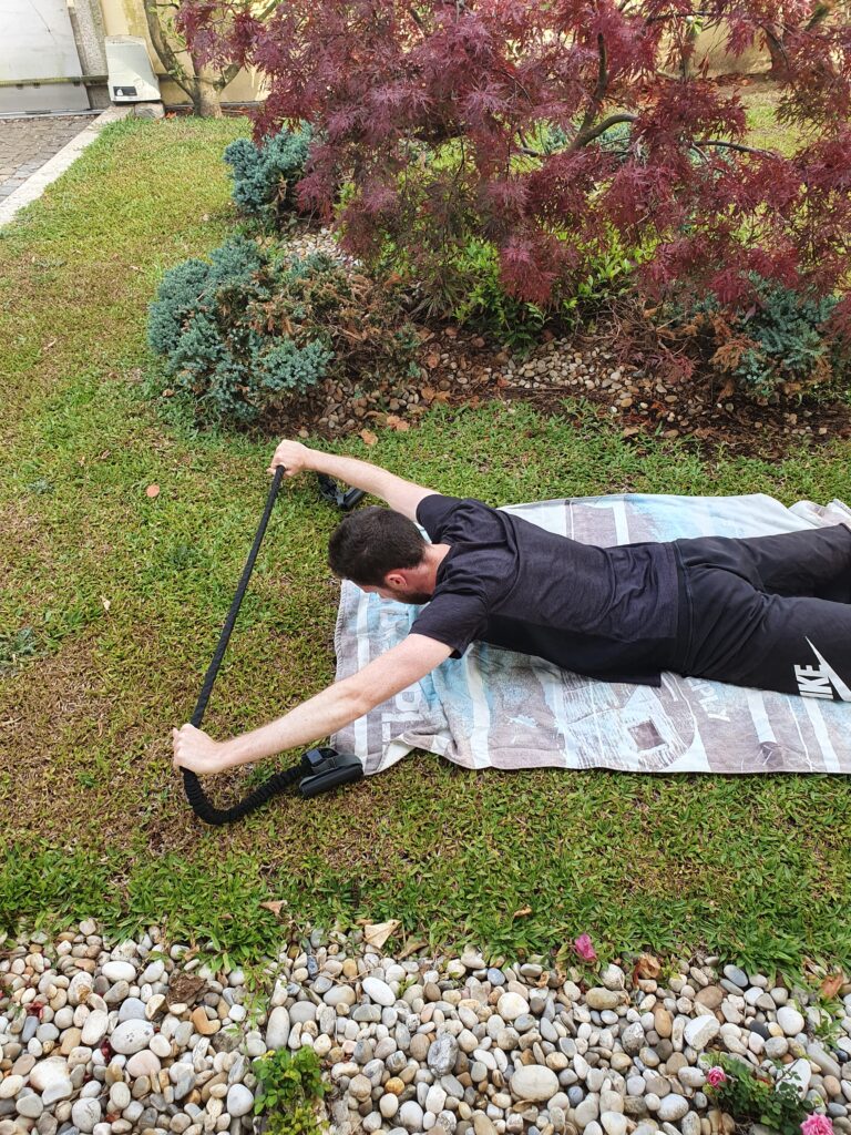 Rapaz com t-shirt preta a fazer exercicio