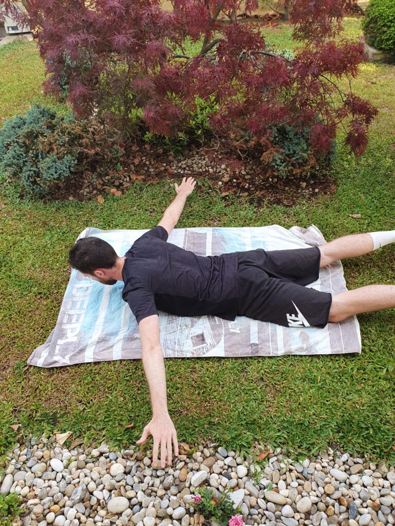 Rapaz de t-shirt a fazer exercicio