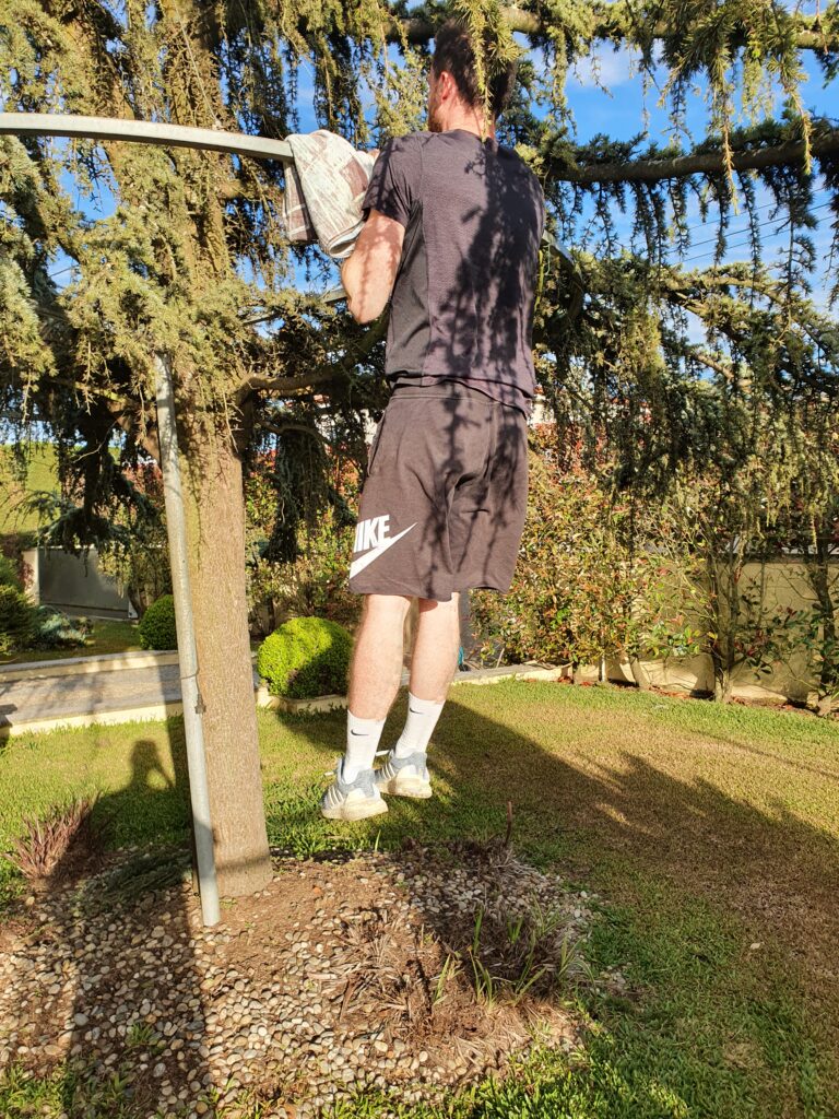 Rapaz de T-shirt preta a fazer elevações