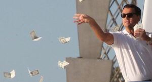 Mercado de ações. Homem a atirar dinheiro