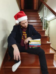 Rapaz com vários livros